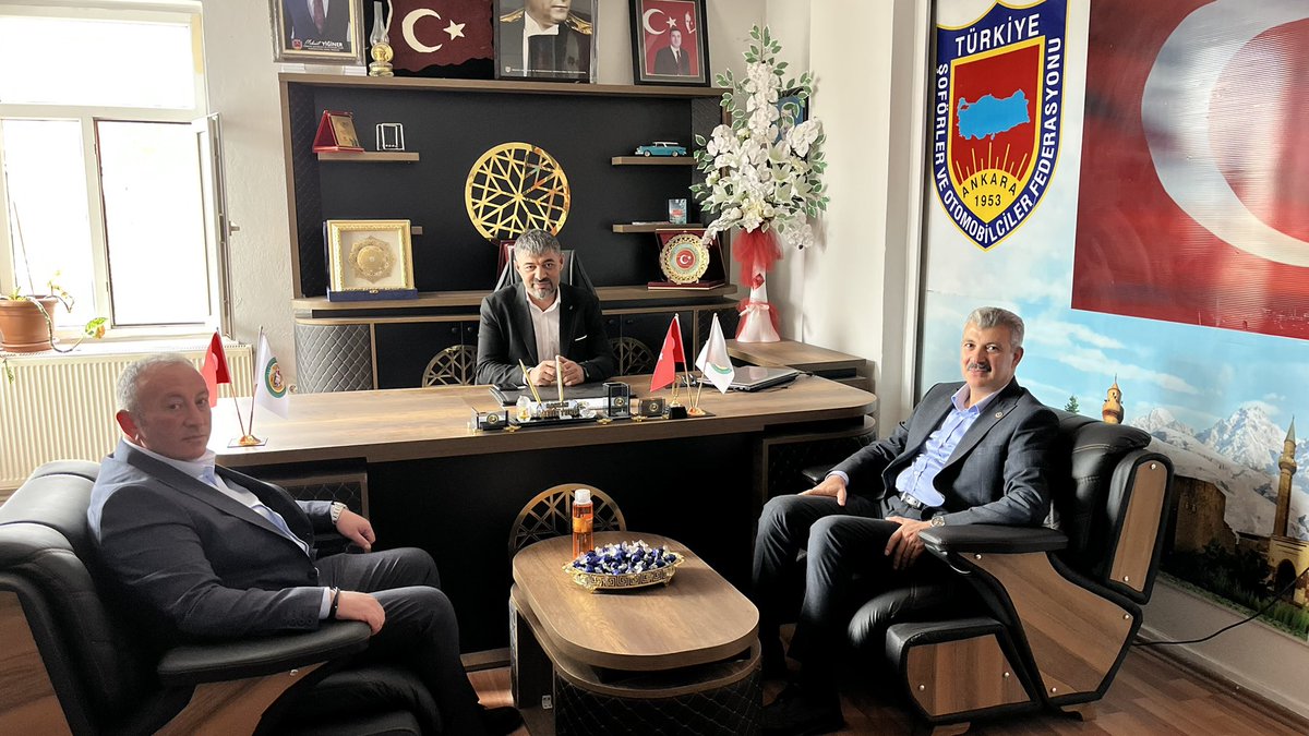 haltinsoy68's tweet photo. 📍Çiftlik

İlçe Başkanımız Ramazan Tekin ve teşkilatımız ile birlikte; Çiftlik Esnaf ve Sanatkârlar Odası Başkanı Metin Tunç’u ziyaret ettik.

Esnaf ve sanatkârlarımızın talep, beklenti ve sorunları üzerine verimli bir sohbet gerçekleştirdik. 

Misafirperverliği ve samimi ev sahipliği için kendisine teşekkür ediyor, tüm esnaf ve sanatkârlarımıza hayırlı ve bereketli kazançlar diliyoruz.