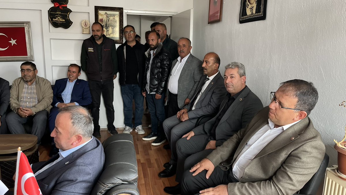 haltinsoy68's tweet photo. 📍Çiftlik

İlçe Başkanımız Ramazan Tekin ve teşkilatımız ile birlikte; Çiftlik Esnaf ve Sanatkârlar Odası Başkanı Metin Tunç’u ziyaret ettik.

Esnaf ve sanatkârlarımızın talep, beklenti ve sorunları üzerine verimli bir sohbet gerçekleştirdik. 

Misafirperverliği ve samimi ev sahipliği için kendisine teşekkür ediyor, tüm esnaf ve sanatkârlarımıza hayırlı ve bereketli kazançlar diliyoruz.