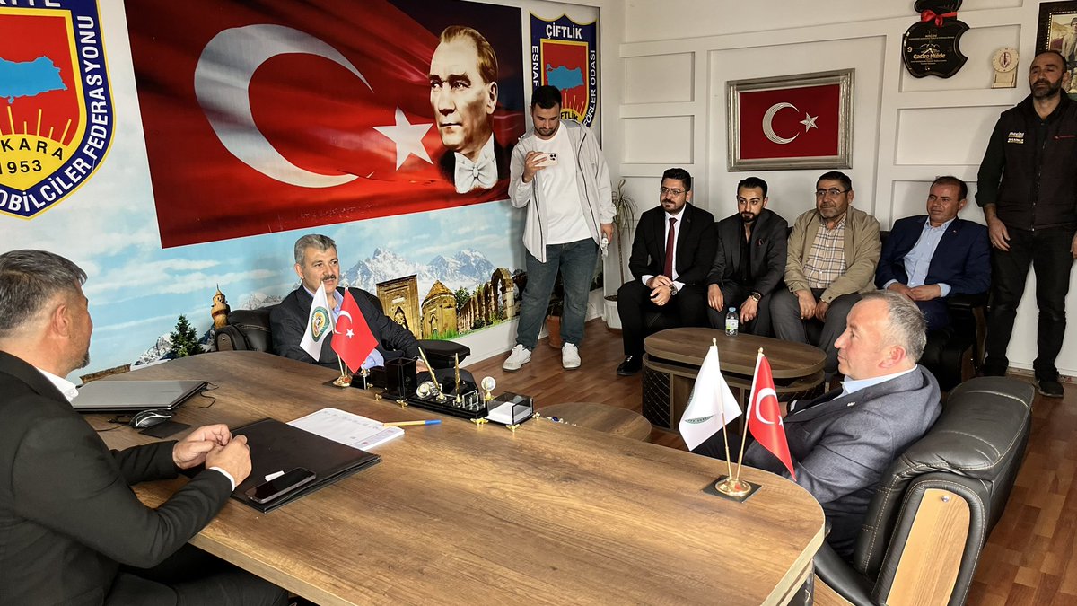 haltinsoy68's tweet photo. 📍Çiftlik

İlçe Başkanımız Ramazan Tekin ve teşkilatımız ile birlikte; Çiftlik Esnaf ve Sanatkârlar Odası Başkanı Metin Tunç’u ziyaret ettik.

Esnaf ve sanatkârlarımızın talep, beklenti ve sorunları üzerine verimli bir sohbet gerçekleştirdik. 

Misafirperverliği ve samimi ev sahipliği için kendisine teşekkür ediyor, tüm esnaf ve sanatkârlarımıza hayırlı ve bereketli kazançlar diliyoruz.