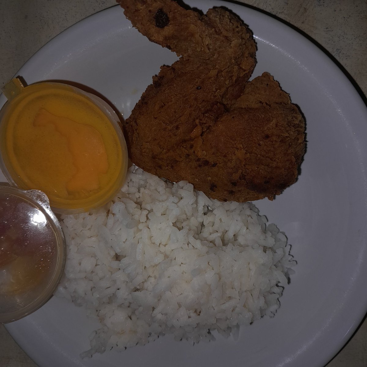 subininaja's tweet photo. makan bg, ayamnya ada gosong-gosongnya soalnya ni ayam berendem lg di minyak panas, sisa siang tadi hehehehe. Selamat makan malam semuanyaaa https://t.co/qSDByGOLXi