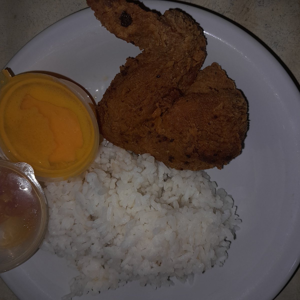 subininaja's tweet photo. makan bg, ayamnya ada gosong-gosongnya soalnya ni ayam berendem lg di minyak panas, sisa siang tadi hehehehe. Selamat makan malam semuanyaaa https://t.co/qSDByGOLXi