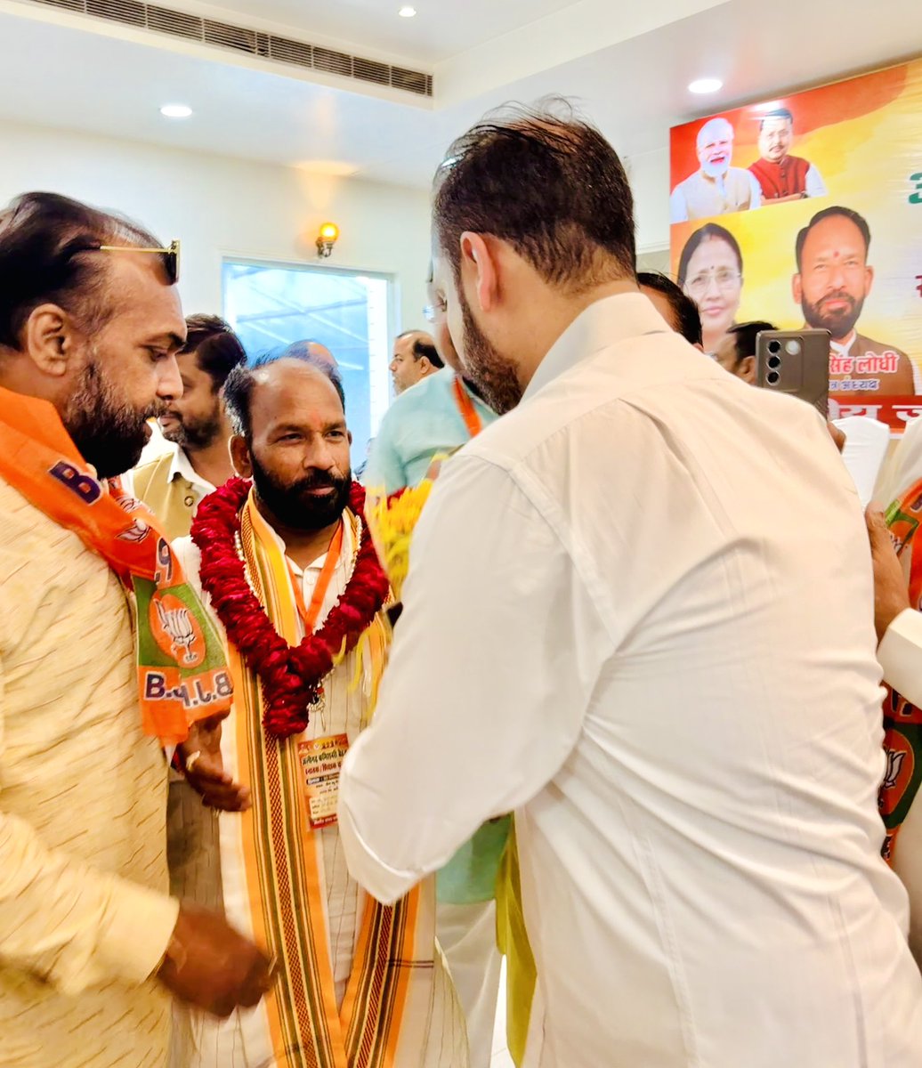 premendraguddu's tweet photo. आज अलीगढ़ में संगठनात्मक बैठक हेतु आगमन पर भाजपा ब्रज क्षेत्र के माननीय क्षेत्रीय अध्यक्ष श्री पूरन लाल लोधी जी से भेंट की। 

#PremendraGuddu #BJYM #BJPAligarh https://t.co/JwPAVZuD8f