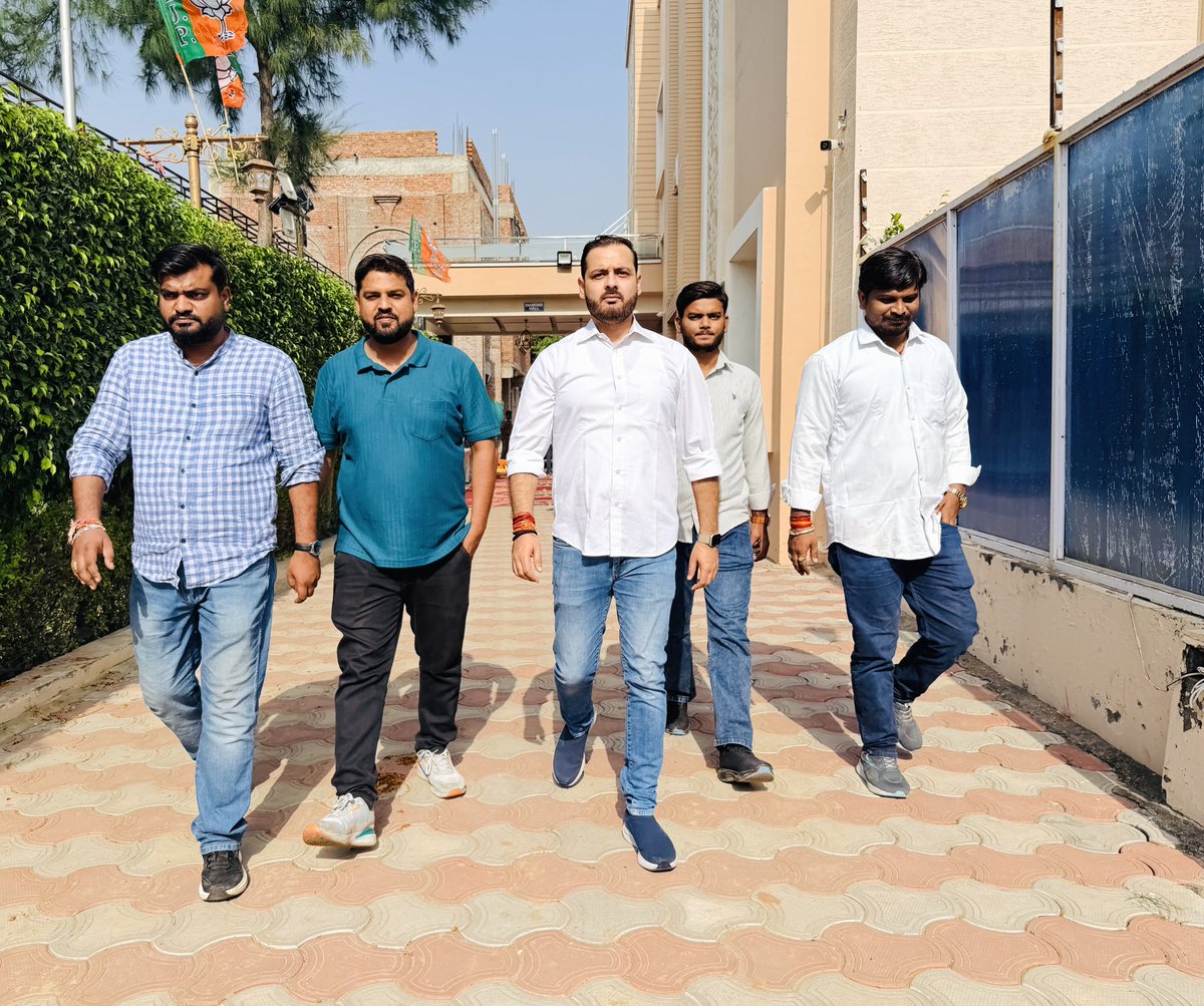 premendraguddu's tweet photo. आज अलीगढ़ में संगठनात्मक बैठक हेतु आगमन पर भाजपा ब्रज क्षेत्र के माननीय क्षेत्रीय अध्यक्ष श्री पूरन लाल लोधी जी से भेंट की। 

#PremendraGuddu #BJYM #BJPAligarh https://t.co/JwPAVZuD8f