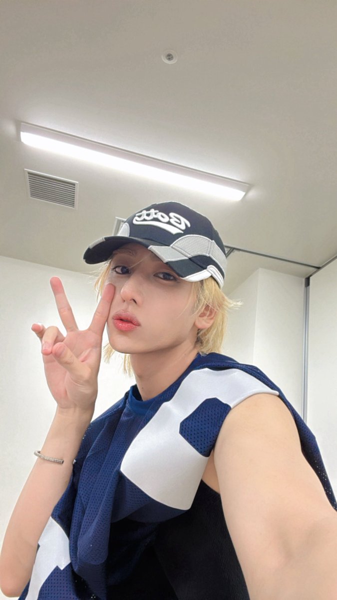 shuta_urano's tweet photo. 祝6周年！応援してくれてありがとう！
今日もリリイベそして生配信で祝ってくれたQWV本当にありがとう！💌
これからもOWVらしく高みを目指して頑張っていきます！
OWV6周年もラビダビでいこう！✌️ https://t.co/mcut6atZpD