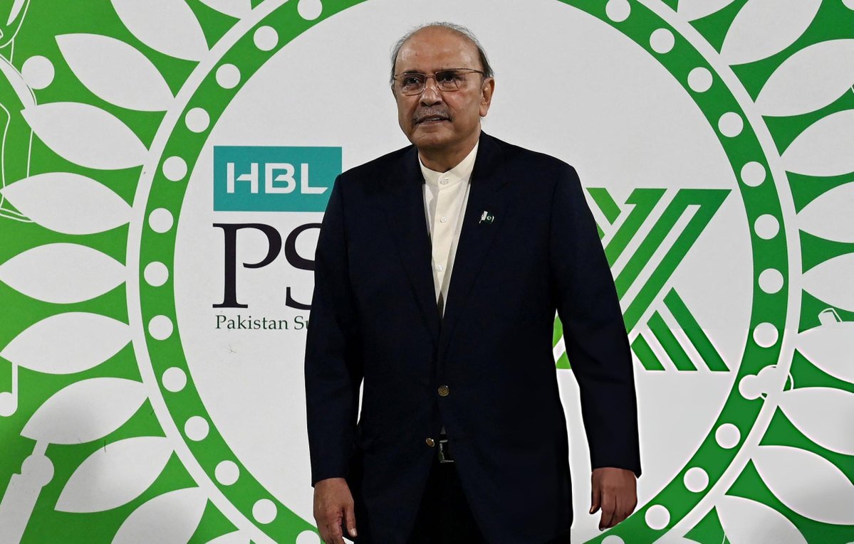 mbilalghauri's tweet photo. پاکستان پیپلز پارٹی کو نہ صرف سب سے زیادہ گورنر راج لگانے کا اعزاز حاصل ہے بلکہ آخری دورِ حکومت میں پیپلزپارٹی نے دو صوبوں میں گورنر راج نافذ کیا۔ذوالفقار علی بھٹو کے دور میں 16فروری 1975ء کو صوبہ سرحدیعنی خیبرپختونخوا میں سردار عنایت اللہ گنڈاپور کی حکومت ختم کرکے اختیارات گورنر میجر جنرل سید غواث کے سپرد کیئے گئے۔25فروری1994ء کو وزیراعظم بینظیر بھٹو کے دور میں صدرفاروق لغاری نے وزیراعلیٰ پیر صابر شاہ کو گھر بھیج کر عنان اقتدار گورنر میجر جنرل ریٹائرڈ خورشید علی خان کے حوالے کردی۔صدر آصف زرداری گزشتہ دور میں دو بار گورنر راج لگاچکے ہیں۔25فروری 2009ء کو پنجاب میں گورنر راج لگایا گیا جبکہ 13جنوری 2013ء کو کوئٹہ میں خودکش دھماکے کے بعد بلوچستان میں گورنر راج نافذ کیا گیا۔یعنی اب اگر خیبرپختونخوا میں گورنر راج لگایا جاتا ہے تو صدر آصف زرداری کی ہیٹ ٹرک ہو جائے گی