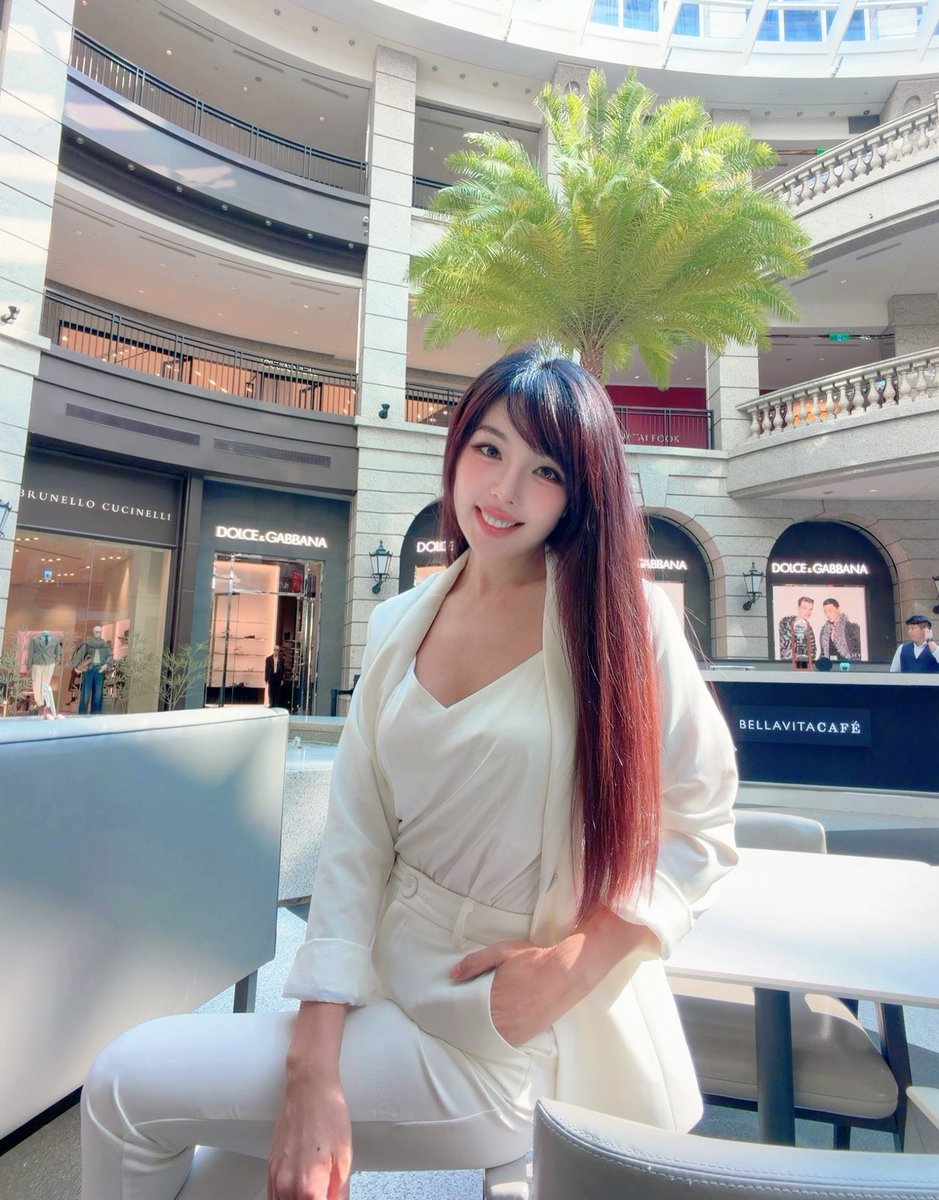 sherry_chen_101's tweet photo. Chasing the light and wasting time beautifully on a romantic afternoon✨ https://t.co/Hy1nbbUTQv
