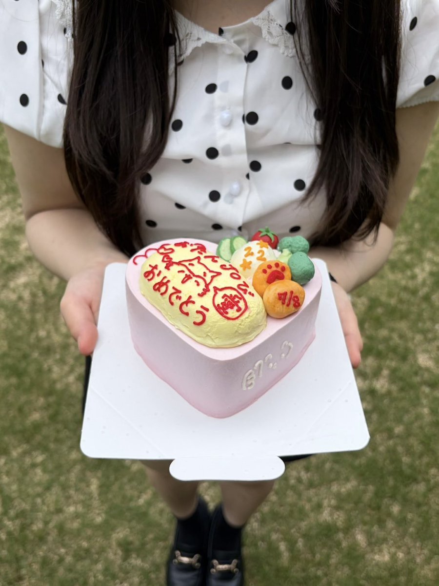 __only78's tweet photo. オーダーケーキ乗せるの流行ってるらしいから便乗➰🎵💕

⬅️オーダー　　　　　　                実物➡️

画力無さすぎるこの絵からこんな可愛いケーキ作ってくれたの特大感謝すぎて꒰ ᐡᴗ͈ ̫ ᴗ͈` ꒱♡ https://t.co/7TgUWgtu7b
