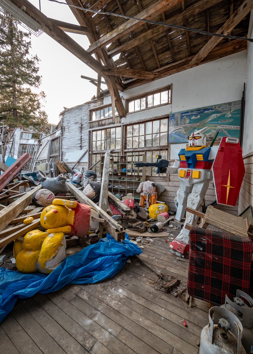 darksideof25's tweet photo. 崩壊寸前の廃校に、謎すぎる人形が大量に放置されていた https://t.co/w663PqimuX