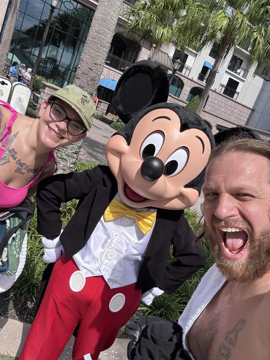 ShawnTheButcher's tweet photo. Perfect weekend at the most magical place on Earth 🌎 @HorrorNights @horrornightsorl 😱🎃 and @disney @waltdisneyworld 😍🎇 https://t.co/ppBu7xOLZV