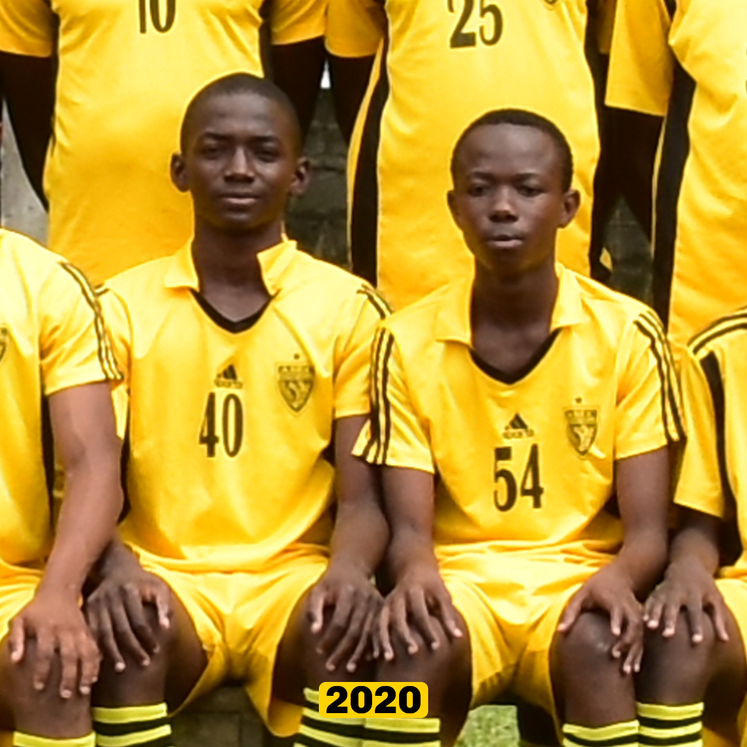 ASECMimosas's tweet photo. 💛🖤 𝐋𝐞𝐬 𝐛𝐞𝐥𝐥𝐞𝐬 𝐡𝐢𝐬𝐭𝐨𝐢𝐫𝐞𝐬…

À l’ASEC Mimosas, les belles histoires ne sont jamais très loin. Elles traversent les générations, s’écrivent avec le temps et, parfois, offrent des clins d’œil que seule la vie sait imaginer.

Regardez bien ces deux photos. Six années les séparent.
📸 𝟏𝟒 𝐣𝐚𝐧𝐯𝐢𝐞𝐫 𝟐𝟎𝟐𝟎. Photo officielle de l’Académie MimoSifcom. Deux jeunes pensionnaires sont assis côte à côte : Touré Bazoumana, numéro 40, et Yalcouyé Malick, numéro 54.
40 + 54 = 94.
Un simple hasard ? Peut-être. Mais 1994, c’est justement l’année de naissance de l’Académie MimoSifcom. Cette formidable école de football qui, depuis plus de trois décennies, forme des hommes et des joueurs, et continue d’alimenter le football ivoirien en talents.
📸 𝟐𝟗 𝐬𝐞𝐩𝐭𝐞𝐦𝐛𝐫𝐞 𝟐𝟎𝟐𝟔. Le décor a changé. Les enfants de l’Académie ont grandi. Cette fois, ils portent le maillot orange de la Côte d’Ivoire. Au mythique Stade Félix Houphouët-Boigny, Malick enlace Bazoumana pour célébrer le but de son ancien compagnon de l’Académie.

Il y a quelques années encore, ces deux garçons partageaient le quotidien de Sol Béni, avec leurs rêves, leurs ambitions et l’espoir, un jour, de porter le maillot des Éléphants. Ils ont certainement imaginé cette scène plusieurs fois, le soir, dans leurs chambres : 𝐦𝐚𝐫𝐪𝐮𝐞𝐫 𝐚𝐮 𝐅𝐞́𝐥𝐢𝐜𝐢𝐚, 𝐜𝐞́𝐥𝐞́𝐛𝐫𝐞𝐫 𝐞𝐧𝐬𝐞𝐦𝐛𝐥𝐞 𝐞𝐭 𝐟𝐚𝐢𝐫𝐞 𝐯𝐢𝐛𝐫𝐞𝐫 𝐭𝐨𝐮𝐭 𝐮𝐧 𝐩𝐚𝐲𝐬. 𝐇𝐢𝐞𝐫, 𝐥𝐞 𝐫𝐞̂𝐯𝐞 𝐞𝐬𝐭 𝐝𝐞𝐯𝐞𝐧𝐮 𝐮𝐧𝐞 𝐢𝐦𝐚𝐠𝐞.

De Sol Béni au Félicia.
De l’Académie MimoSifcom aux Éléphants.

💛🖤 À l’ASEC Mimosas, nous avons l’habitude des belles histoires. Et celle-ci ne fait peut-être que commencer.
#ASEC