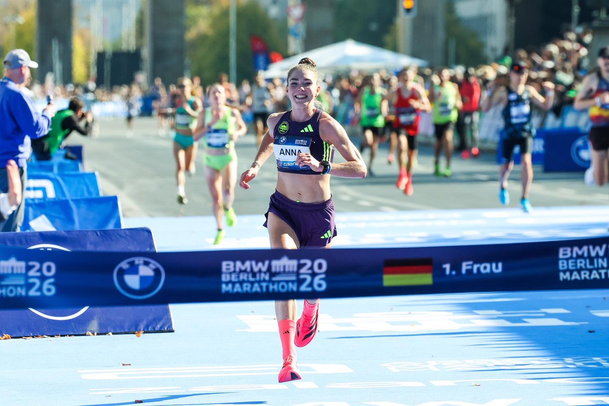 Innensenatorin's tweet photo. Die Berliner Polizistin und Spitzensportlerin Anna Langerwisch war mit 2:27:31 Stunden beim #berlin #marathon 2026 die schnellste Deutsche 🇩🇪

Im persönlichen Gespräch gratulierte Iris Spranger, Senatorin für Inneres und Sport, der Kriminaloberkommissarin heute zu dieser herausragenden Leistung. 

Liebe Anna, weiterhin viel Erfolg für deine nächsten sportlichen Ziele🍀

@polizeiberlin