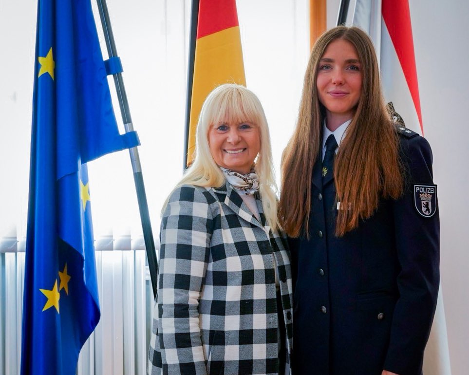 Innensenatorin's tweet photo. Die Berliner Polizistin und Spitzensportlerin Anna Langerwisch war mit 2:27:31 Stunden beim #berlin #marathon 2026 die schnellste Deutsche 🇩🇪

Im persönlichen Gespräch gratulierte Iris Spranger, Senatorin für Inneres und Sport, der Kriminaloberkommissarin heute zu dieser herausragenden Leistung. 

Liebe Anna, weiterhin viel Erfolg für deine nächsten sportlichen Ziele🍀

@polizeiberlin