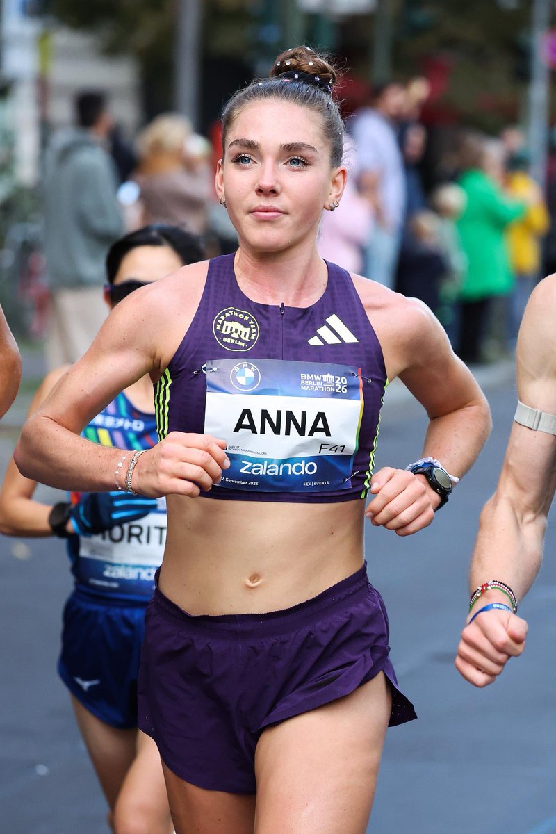 Innensenatorin's tweet photo. Die Berliner Polizistin und Spitzensportlerin Anna Langerwisch war mit 2:27:31 Stunden beim #berlin #marathon 2026 die schnellste Deutsche 🇩🇪

Im persönlichen Gespräch gratulierte Iris Spranger, Senatorin für Inneres und Sport, der Kriminaloberkommissarin heute zu dieser herausragenden Leistung. 

Liebe Anna, weiterhin viel Erfolg für deine nächsten sportlichen Ziele🍀

@polizeiberlin