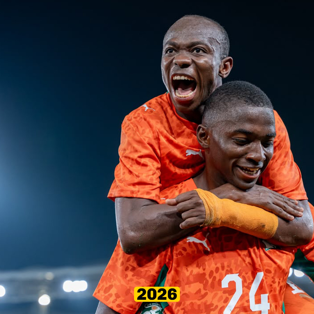 ASECMimosas's tweet photo. 💛🖤 𝐋𝐞𝐬 𝐛𝐞𝐥𝐥𝐞𝐬 𝐡𝐢𝐬𝐭𝐨𝐢𝐫𝐞𝐬…

À l’ASEC Mimosas, les belles histoires ne sont jamais très loin. Elles traversent les générations, s’écrivent avec le temps et, parfois, offrent des clins d’œil que seule la vie sait imaginer.

Regardez bien ces deux photos. Six années les séparent.
📸 𝟏𝟒 𝐣𝐚𝐧𝐯𝐢𝐞𝐫 𝟐𝟎𝟐𝟎. Photo officielle de l’Académie MimoSifcom. Deux jeunes pensionnaires sont assis côte à côte : Touré Bazoumana, numéro 40, et Yalcouyé Malick, numéro 54.
40 + 54 = 94.
Un simple hasard ? Peut-être. Mais 1994, c’est justement l’année de naissance de l’Académie MimoSifcom. Cette formidable école de football qui, depuis plus de trois décennies, forme des hommes et des joueurs, et continue d’alimenter le football ivoirien en talents.
📸 𝟐𝟗 𝐬𝐞𝐩𝐭𝐞𝐦𝐛𝐫𝐞 𝟐𝟎𝟐𝟔. Le décor a changé. Les enfants de l’Académie ont grandi. Cette fois, ils portent le maillot orange de la Côte d’Ivoire. Au mythique Stade Félix Houphouët-Boigny, Malick enlace Bazoumana pour célébrer le but de son ancien compagnon de l’Académie.

Il y a quelques années encore, ces deux garçons partageaient le quotidien de Sol Béni, avec leurs rêves, leurs ambitions et l’espoir, un jour, de porter le maillot des Éléphants. Ils ont certainement imaginé cette scène plusieurs fois, le soir, dans leurs chambres : 𝐦𝐚𝐫𝐪𝐮𝐞𝐫 𝐚𝐮 𝐅𝐞́𝐥𝐢𝐜𝐢𝐚, 𝐜𝐞́𝐥𝐞́𝐛𝐫𝐞𝐫 𝐞𝐧𝐬𝐞𝐦𝐛𝐥𝐞 𝐞𝐭 𝐟𝐚𝐢𝐫𝐞 𝐯𝐢𝐛𝐫𝐞𝐫 𝐭𝐨𝐮𝐭 𝐮𝐧 𝐩𝐚𝐲𝐬. 𝐇𝐢𝐞𝐫, 𝐥𝐞 𝐫𝐞̂𝐯𝐞 𝐞𝐬𝐭 𝐝𝐞𝐯𝐞𝐧𝐮 𝐮𝐧𝐞 𝐢𝐦𝐚𝐠𝐞.

De Sol Béni au Félicia.
De l’Académie MimoSifcom aux Éléphants.

💛🖤 À l’ASEC Mimosas, nous avons l’habitude des belles histoires. Et celle-ci ne fait peut-être que commencer.
#ASEC