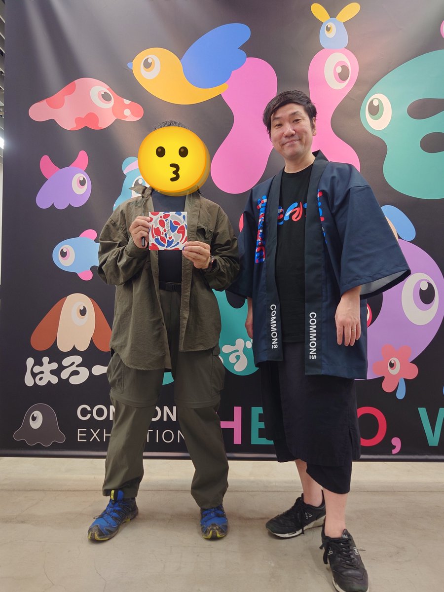 ponkotsukojirou's tweet photo. HELLO,WORLDs.のオマケ
ちょうど引地さんがいらっしゃったので記念撮影していただき、おまけにSoundscapeのCDにサインまでしていただきました。
こんなこともあろうかとCDを持っていってよかったです😄

「家宝にします」と言ったら「大阪の人みんなそう言います」とおっしゃられたので、「愛知から来ました」と返したらけっこう驚いてました😄
朝一で来た先達がいますけど😅

初めてお会いしたのですが、他の人の記念撮影などを見てるとすごくサービス精神旺盛な方だな〜と思いました😄
#HELLOWORLDs