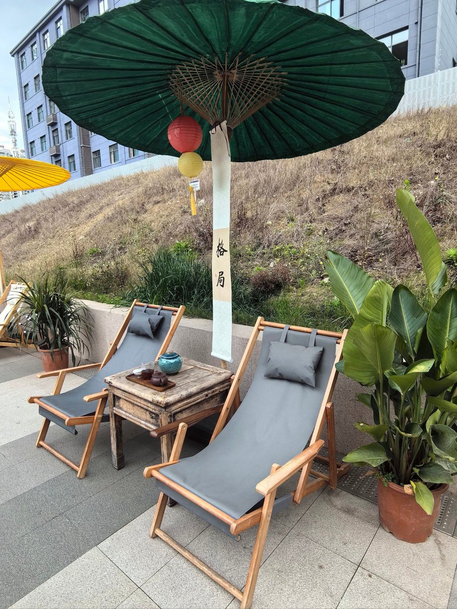7h303076's tweet photo. By the lake, a wicker chair rests with warm pancakes—what a cozy morning! https://t.co/vHAjG7GMaH