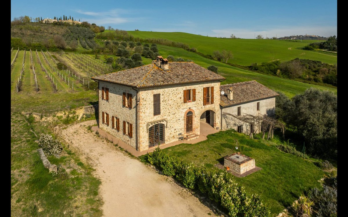 italianhouses's tweet photo. 🏡🌿Characterful #Umbrian farmhouse
🫒6.8ha with olive grove &amp; vineyard
🏚️Several outbuildings with potential
🔥Traditional stone, beams &amp; terracotta
🏊Pool potential
💶€440,000
❓Private retreat or agriturismo?

https://t.co/lj09IfOquN
#PropertyItaly #Umbria #Perugia #Collepepe https://t.co/vrZECsuXkp