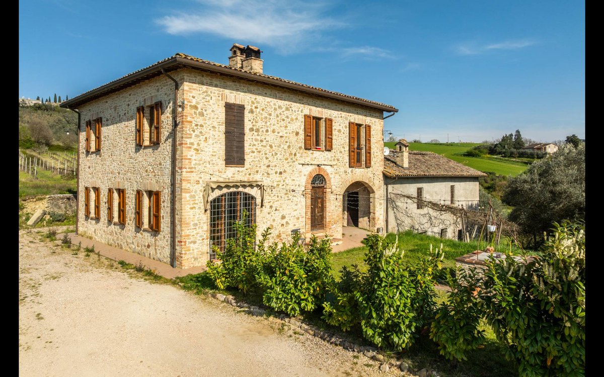 italianhouses's tweet photo. 🏡🌿Characterful #Umbrian farmhouse
🫒6.8ha with olive grove &amp; vineyard
🏚️Several outbuildings with potential
🔥Traditional stone, beams &amp; terracotta
🏊Pool potential
💶€440,000
❓Private retreat or agriturismo?

https://t.co/lj09IfOquN
#PropertyItaly #Umbria #Perugia #Collepepe https://t.co/vrZECsuXkp