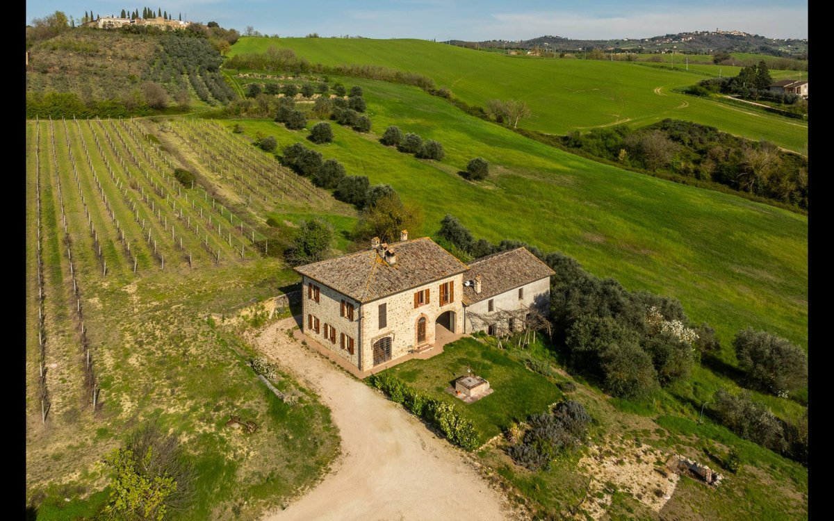 italianhouses's tweet photo. 🏡🌿Characterful #Umbrian farmhouse
🫒6.8ha with olive grove &amp; vineyard
🏚️Several outbuildings with potential
🔥Traditional stone, beams &amp; terracotta
🏊Pool potential
💶€440,000
❓Private retreat or agriturismo?

https://t.co/lj09IfOquN
#PropertyItaly #Umbria #Perugia #Collepepe https://t.co/vrZECsuXkp