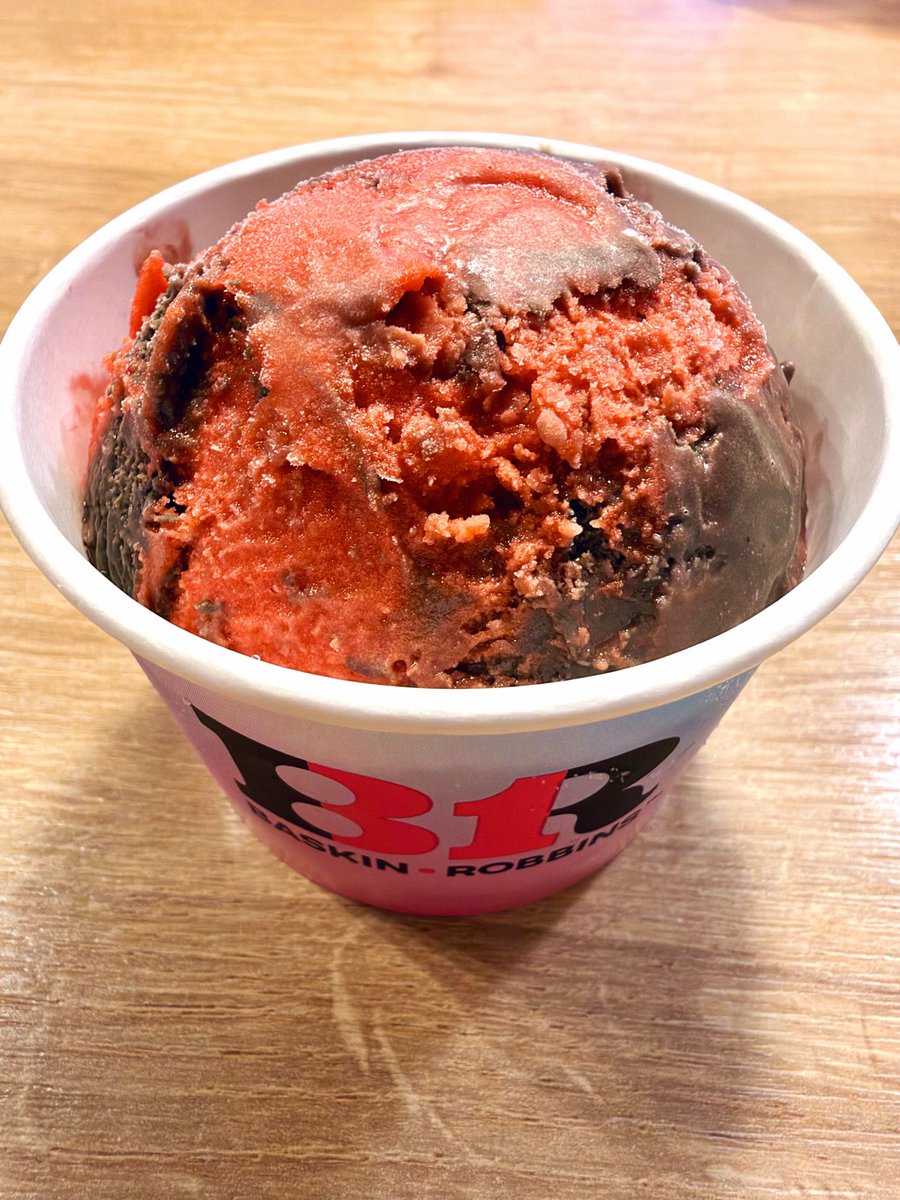 yukids's tweet photo. お誕生日のアイスもらいにいったら明日からのはずのヴァンパイアキッスがあった🧛‍♂️♥️🍫 https://t.co/EUsAP9ka2t