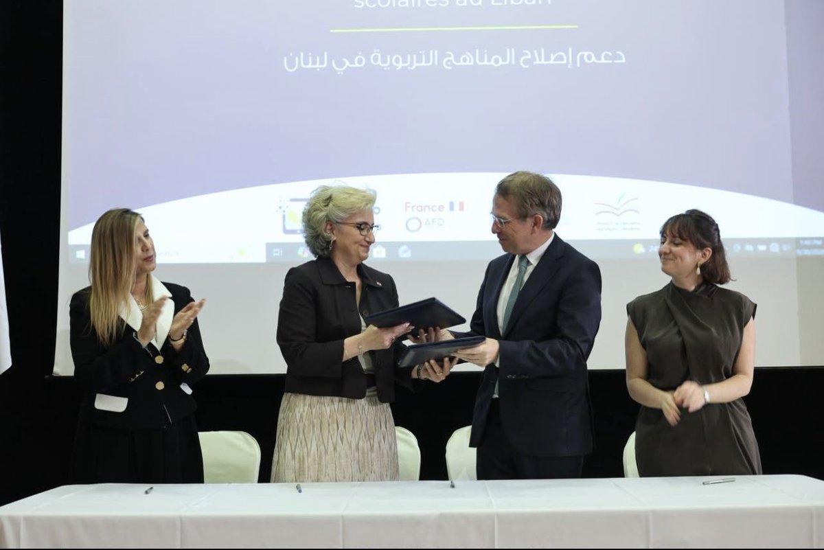 AFD_MidEast's tweet photo. 1/2 🇫🇷🇱🇧 Une nouvelle étape pour l’éducation au #Liban 📚!
Signature du projet #Manhajna avec @CRDP_Liban, en présence de S.E. @Patrick_Durel 🇫🇷 et de la ministre Rima Karami @MeheLebanon.
Une réforme majeure des programmes, soutenue par la 🇫🇷 via l’AFD à hauteur de 4 M€. https://t.co/GRwVSqS3Vw