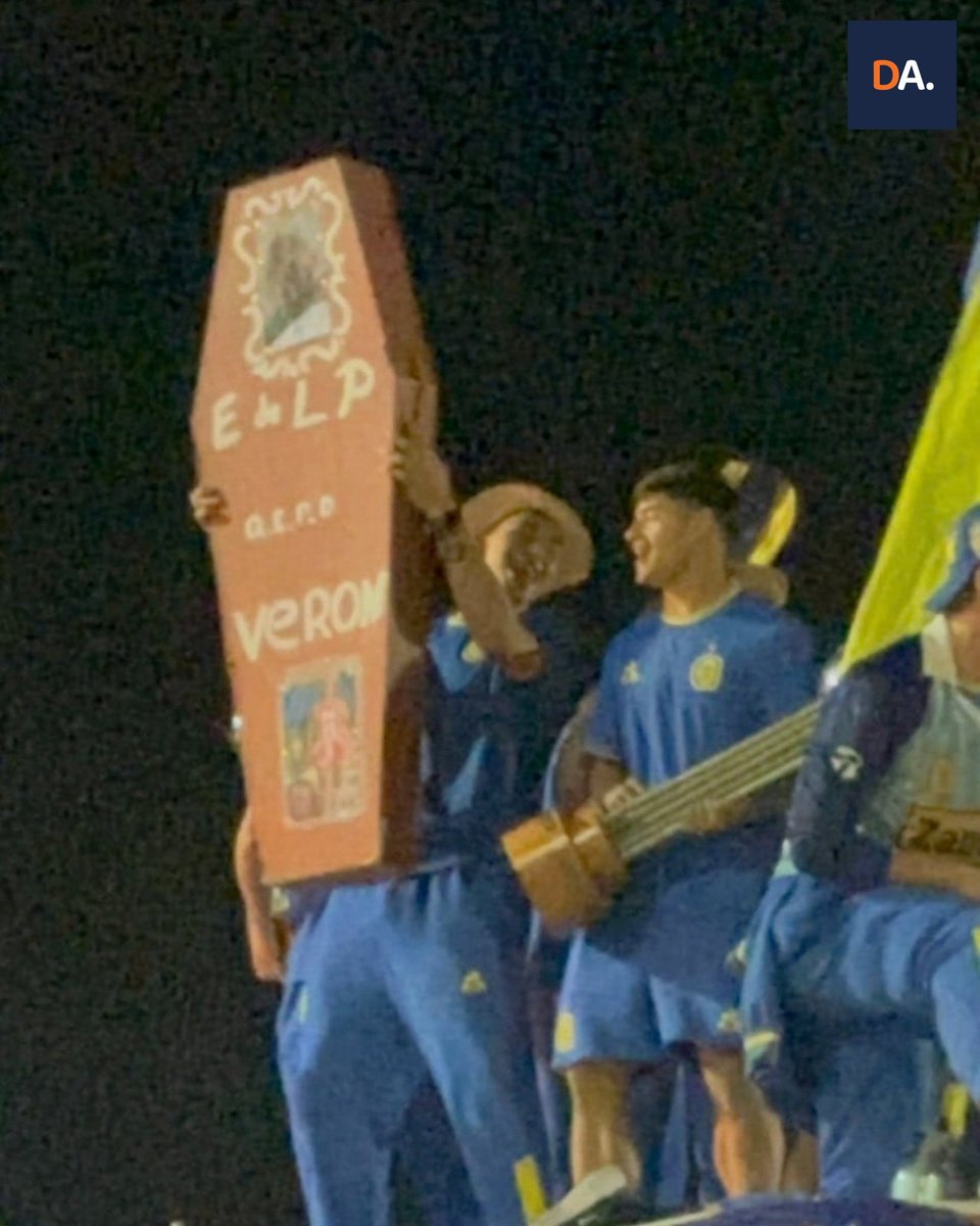 MykeRincon's tweet photo. No puedo creer que muchos estén alarmados en indignados con el cajón de Estudiantes y el nombre de Juan Sebastian Verón en los festejos de Rosario Central. Daleeeeeeeeeee es fútbol, es FOLKLORE, no puede haber tanta sensibilidad. Recuerden cuando Riber lo hizo después de la final de Madrid, Boca con los fantasmas de la B. Vivimos en un fútbol paranoico y sensible extremadamente.

Hay que bancarse la cargada. Nenazas.