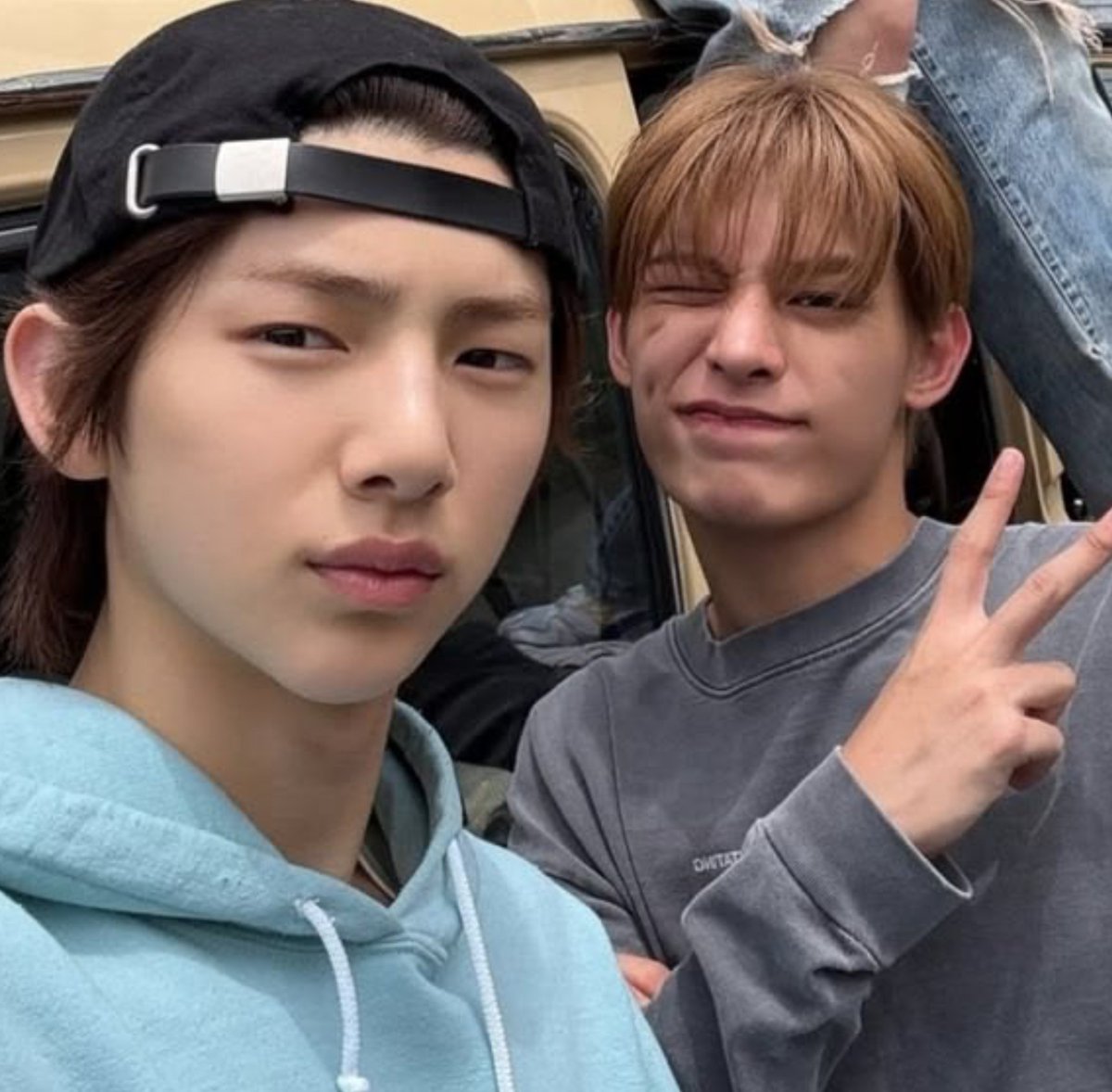 withcortis4life's tweet photo. i love the 'there's a kitty behind you juhoon' genre of jjujami so much 😭 https://t.co/P5eKbJWS3I