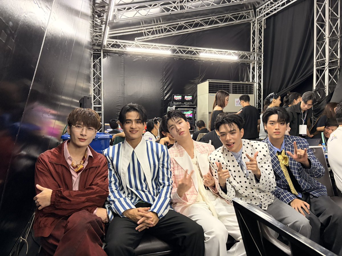 BarcodeTin's tweet photo. แก๊งกล้วยหอม https://t.co/546WCKAByL