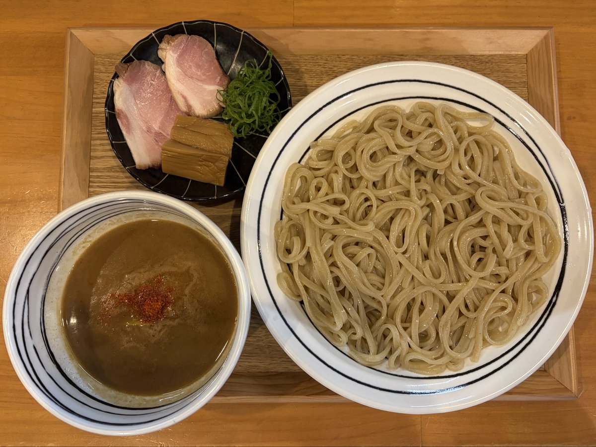 terrahydor's tweet photo. つけそば
1200円
@中華蕎麦生る

お昼休みの1時間で往復するのは不可能と思われたコチラ🚲外待ち無しだったので思い切って飛び込みました💨
なんとか生れーッ‼️
なんとかなった^⸝⸝o̴̶̷̥᷅  ̫ o̴̶̷̥᷅⸝⸝^
今回は前回無かった柚子果皮が入っていていい香り🍊美味しかった〜😋
ごちそうさまでした✨ https://t.co/ETcdWwEDCH