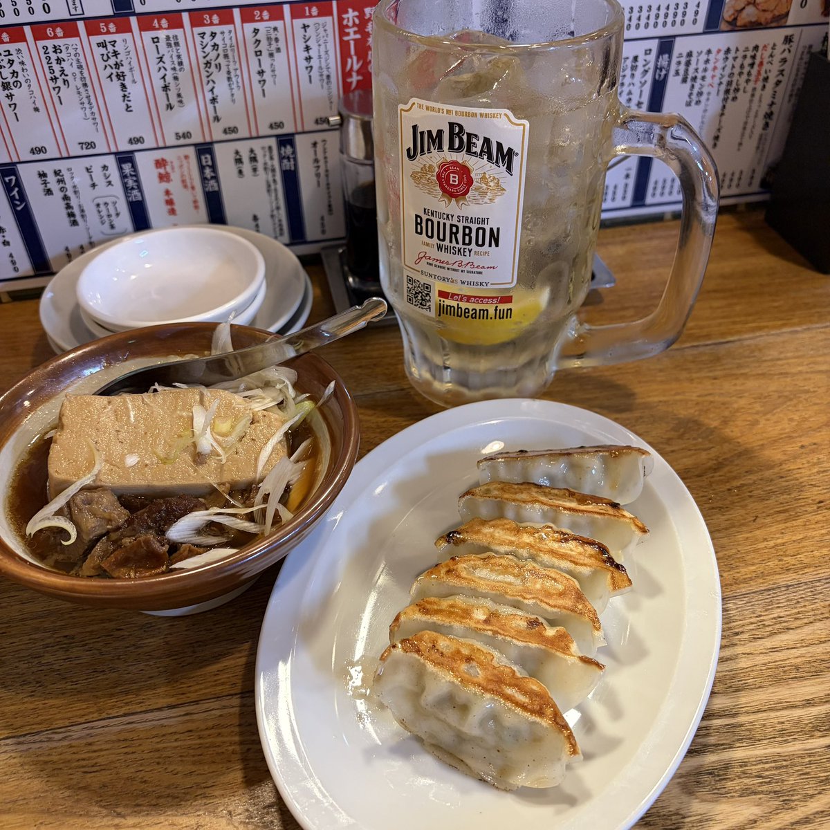 acala_naatha's tweet photo. 2件目は「太陽ホエール」へ！
いきなりメガハイボールと味がしみしみの肉豆腐で乾杯！追加で頼んだ焼き餃子も酒が進む最高の味です。
もう少し飲もうか迷いましたが、だんだん混み合ってきたので今日はここでサクッと退店。良い夜になりました！ https://t.co/6qjpKxAtgK