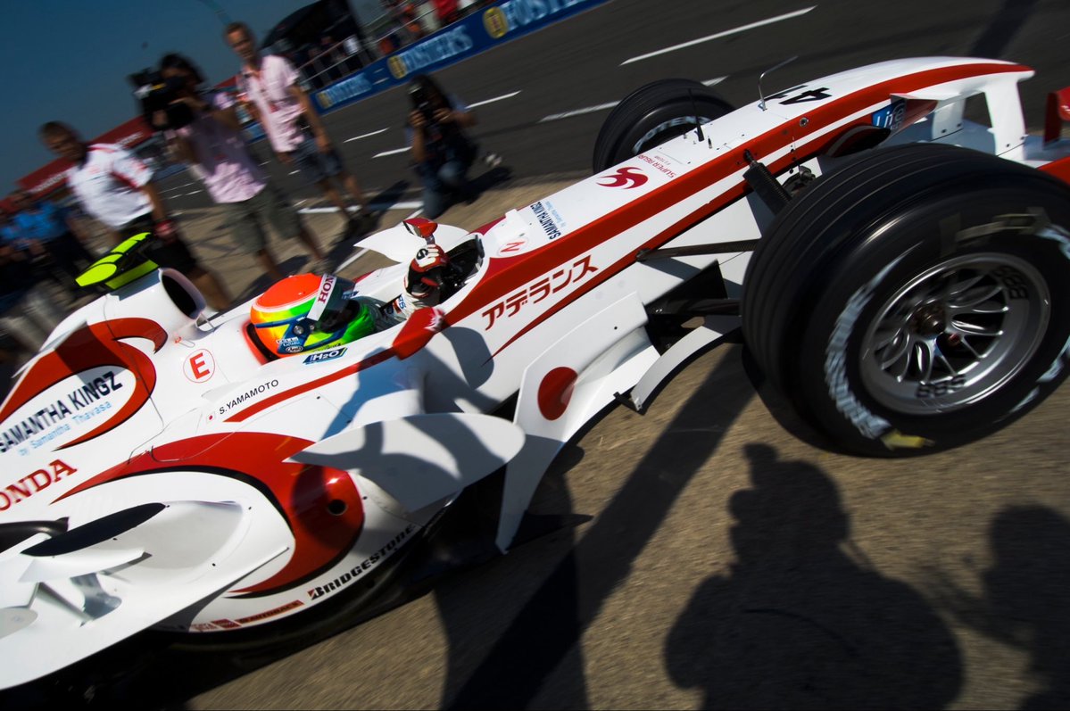 SakonYamamoto's tweet photo. ブリヂストンが、フォーミュラE GEN4に供給する新タイヤを正式披露🛞

私自身、F1時代にはブリヂストンタイヤを履いて世界を戦ってきました。

GEN4はフォーミュラE史上最速・最強。最大600kW、約815馬力、常時4WDとなり、タイヤへの負荷と要求もこれまで以上に高まります。

その極限の舞台に、2026/27シーズンから4年間、単独タイヤサプライヤーとして挑むブリヂストン。

日本には、世界の最前線で勝負できる技術力と、ものづくりの底力があります。

モータースポーツという「走る実験室」で磨かれた日本の技術が、次世代モビリティの未来を切り拓いていくことを期待しています！