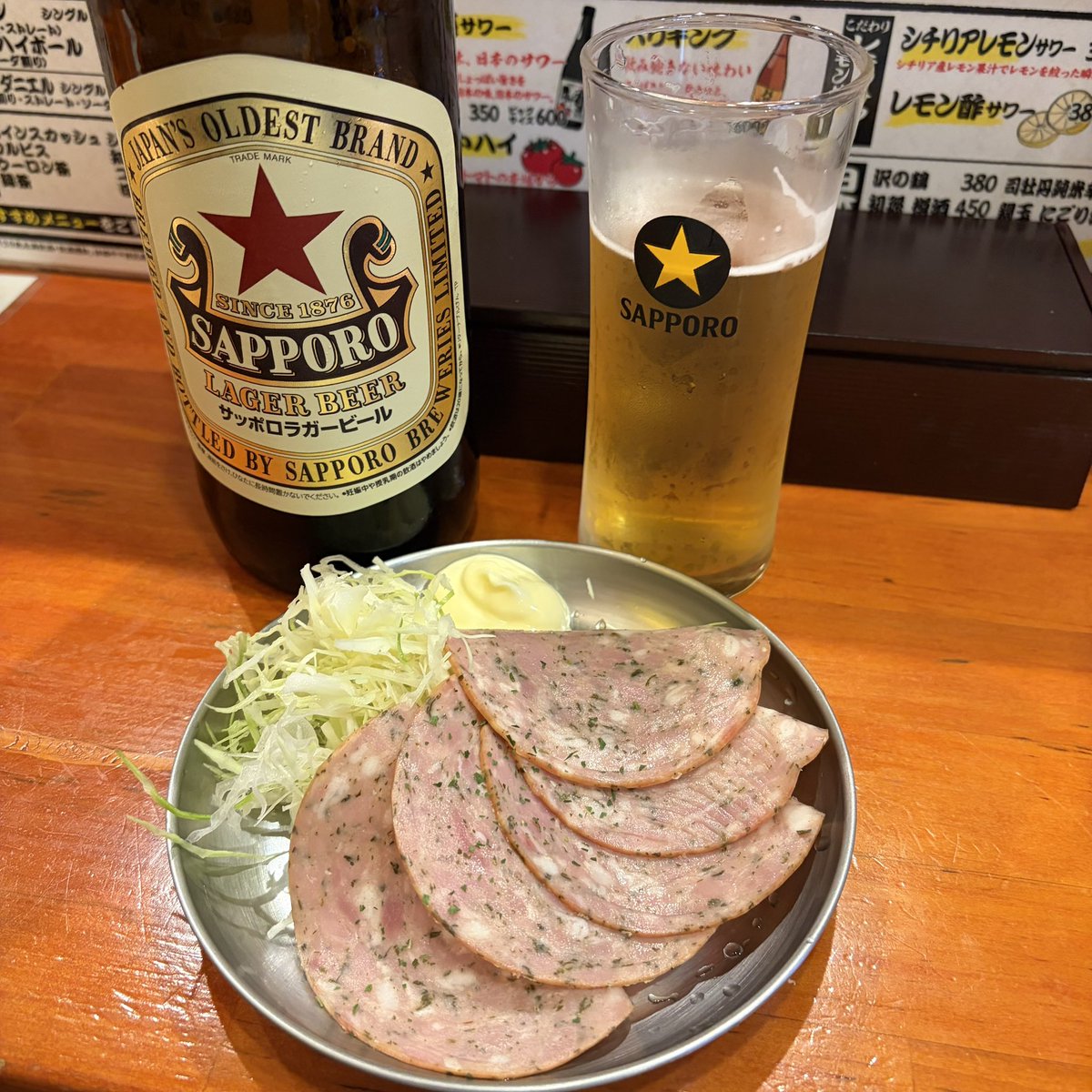 acala_naatha's tweet photo. お疲れ様でした！
半月ぶりに来た野毛。今日はあいにくの雨なので、まずは濡れずに楽しめるぴおシティの「じぃえんとるまん」からスタートです！
赤星とイタリアンソーセージの組み合わせが最高すぎる…！やっぱり野毛呑みは落ち着きますね。 https://t.co/ylYBtWuqKL