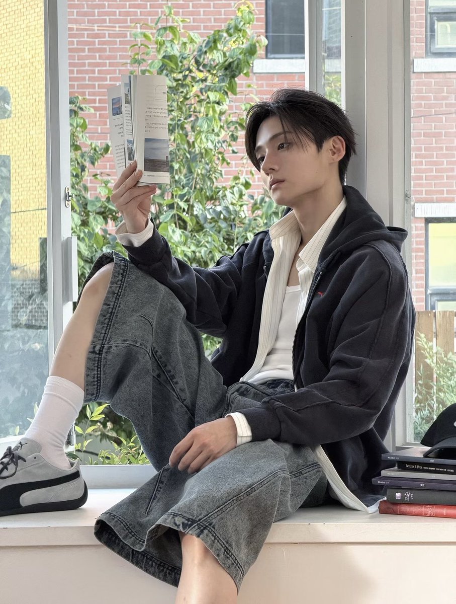 wonyangiful's tweet photo. sangwon doing sangwon things = happy me 😞🤍 https://t.co/VxThVWgPiy
