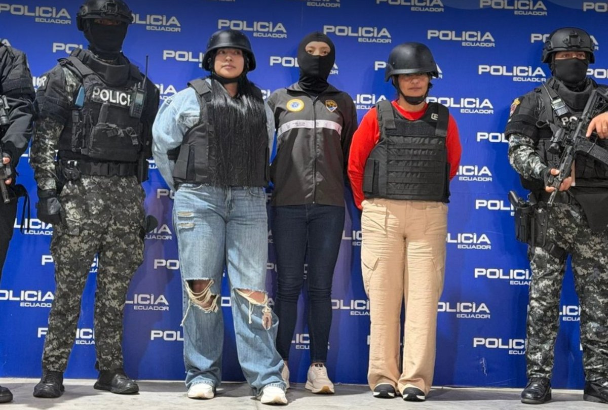 vtv_ecuador's tweet photo. #País: Esposa e hija de alias #Fito📑🎙 llegaron a #Ecuador y serán trasladadas a la cárcel #LaRoca. Inda Peñarrieta y Michelle Macías fueron expulsadas de Colombia y arribaron a Guayaquil la noche del 29 de septiembre. Ambas son investigadas en el #casoBlanqueo Fito. https://t.co/zk0bDs3OeA