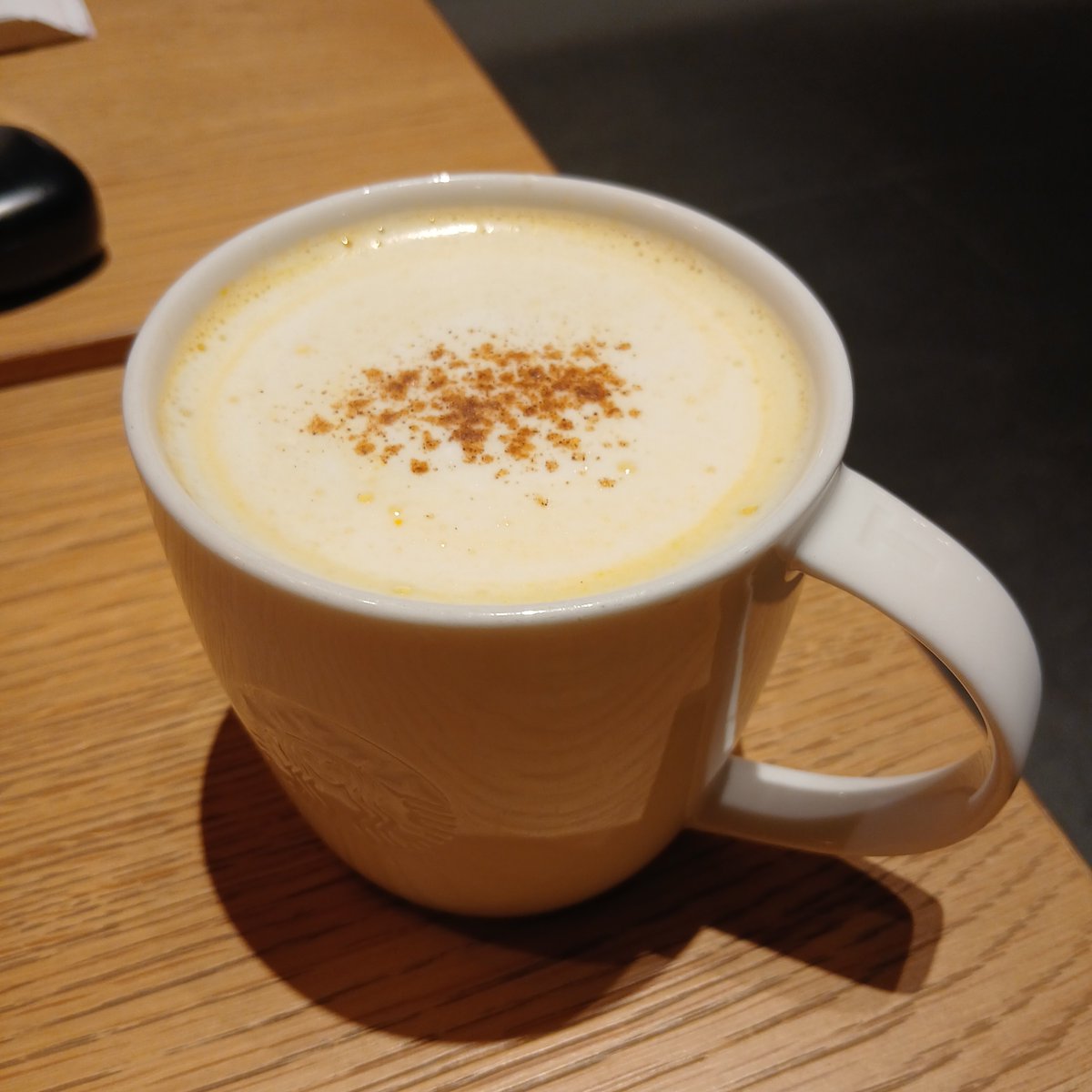 zipperhi's tweet photo. きょうのスタバさんその２

かぼちゃな新作を早速いただく
お久しぶりのスープチーノで
サイズが選べるようになりました
パウダーが溶けきらずに後半のほうが味が濃いのは
相変わらずですが
お好きなミルクで楽しんでください

#スターバックス 
#パンプキンスープチーノ https://t.co/TadjNyf9ea