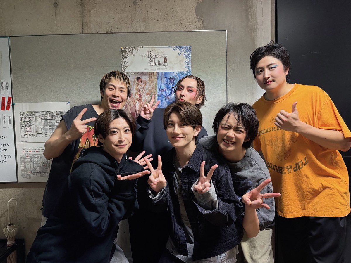 yuyukiki535's tweet photo. CMS #ロミジュリOC 本日もありがとうございました。

楽屋も、客席も、舞台上にも、あの時間に充満している空気がとても好きなのです。

りょうたろくんが来てくれたよ！！
うれしー！！！！！

明日はＣ公演！ https://t.co/gL0rdUoYaJ
