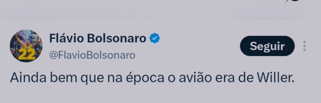 bicmuller's tweet photo. Ainda bem que Flávio Bolsonaro tem orgulho de andar pra cima e pra baixo no jatinho do cara que tava lavando bilhões de dinheiro em casa de apostas https://t.co/zLx4oFusqw