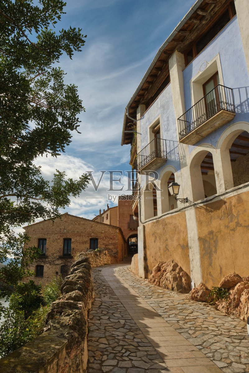 AudryByl's tweet photo. [Hoy exploré un pueblo pintoresco cerca de Madrid, sus calles de piedra y cafeterías con aroma a chocolate. Un escape perfecto del ruido de la ciudad! ]， https://t.co/NRT1UrBtRA
