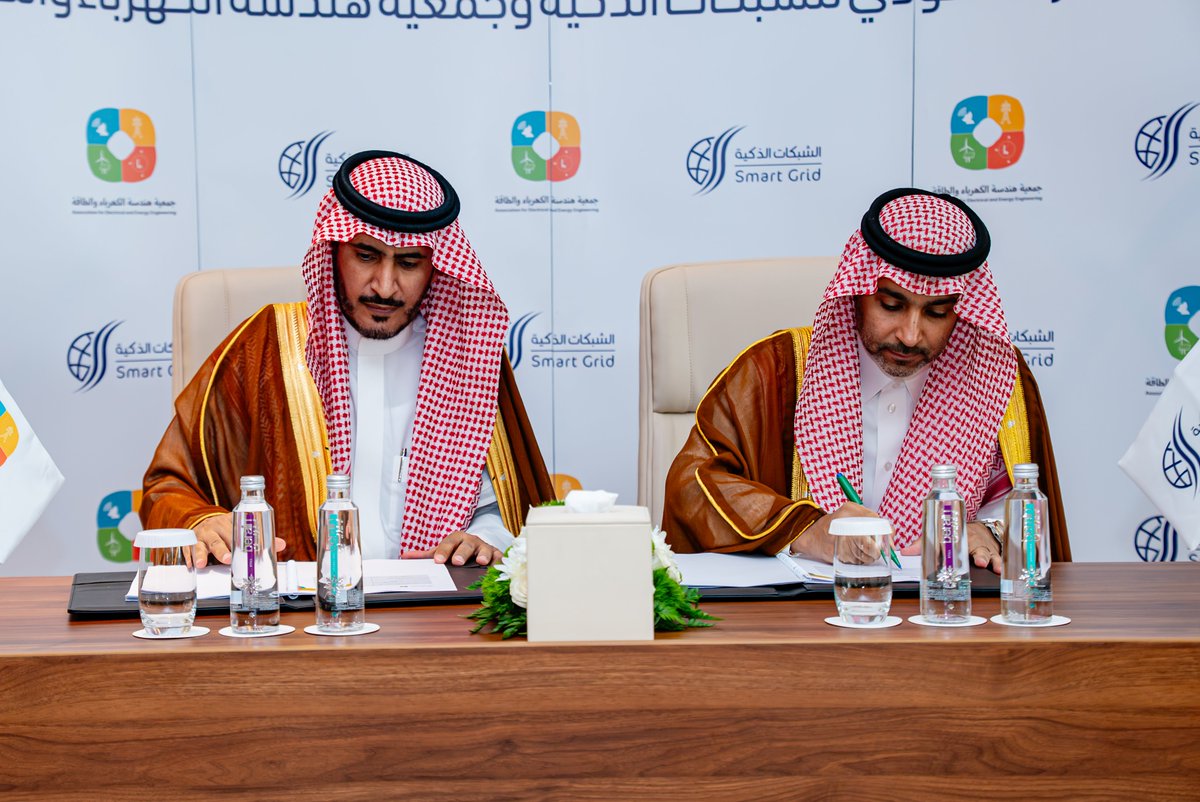 aeee_official's tweet photo. 🤝 وقّعت جمعية هندسة الكهرباء والطاقة مذكرة شراكة مع المؤتمر السعودي للشبكات الذكية #SASG26
لتنضم إليه شريكاً علمياً ومهنياً لمدة 3 سنوات، بدءاً من نسخته الـ14 في ديسمبر 2026م بالرياض.
للمزيد
https://t.co/9OvXqa4liw
#AEEE
#SASG26 https://t.co/icUOnQIts7
