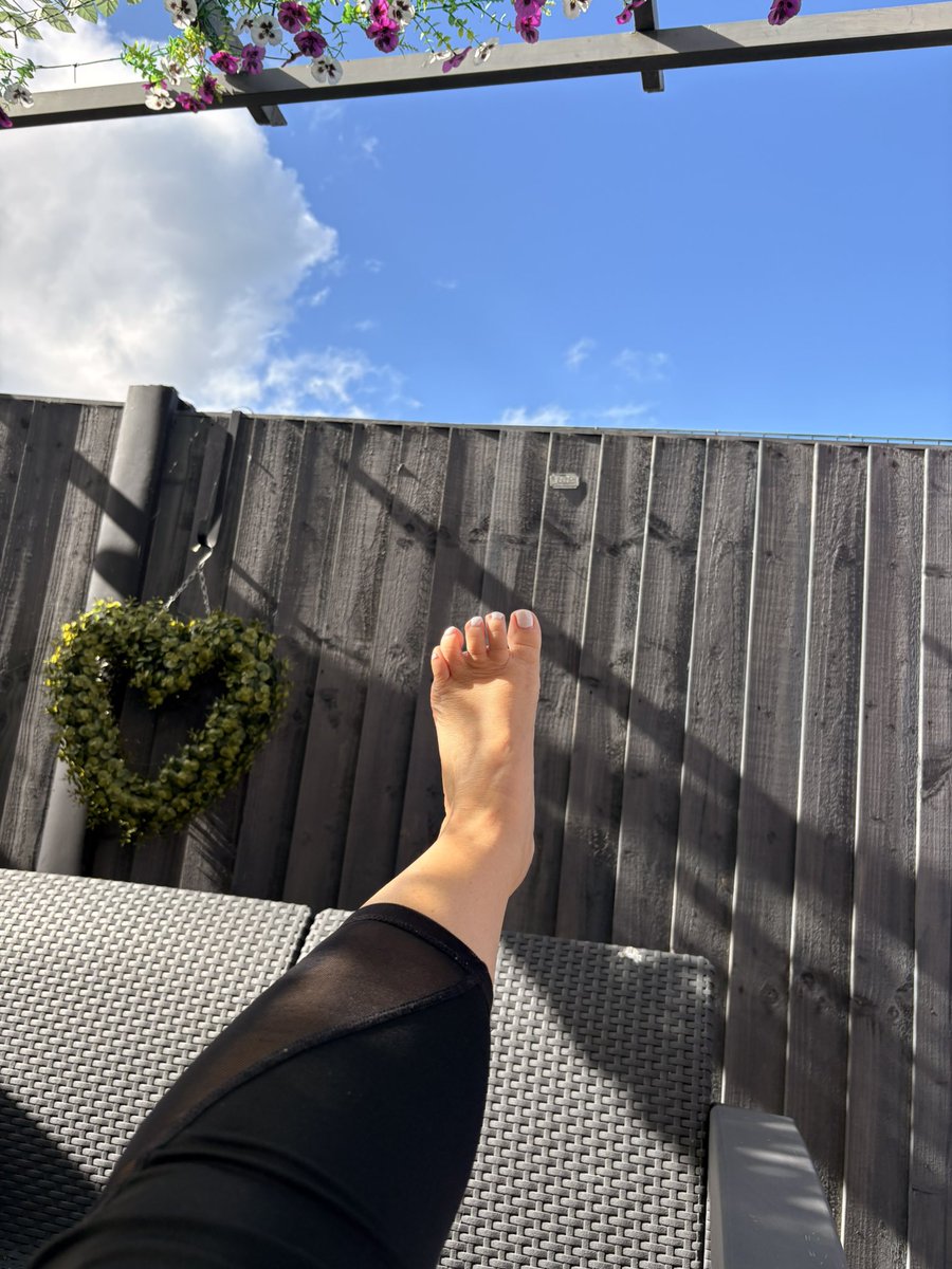 MillyHumphslyn's tweet photo. Anyone else loving the sunshine today? ☀️
#sunmakesmehappy #feet #fetish #seller https://t.co/ne0nn6Rnrp
