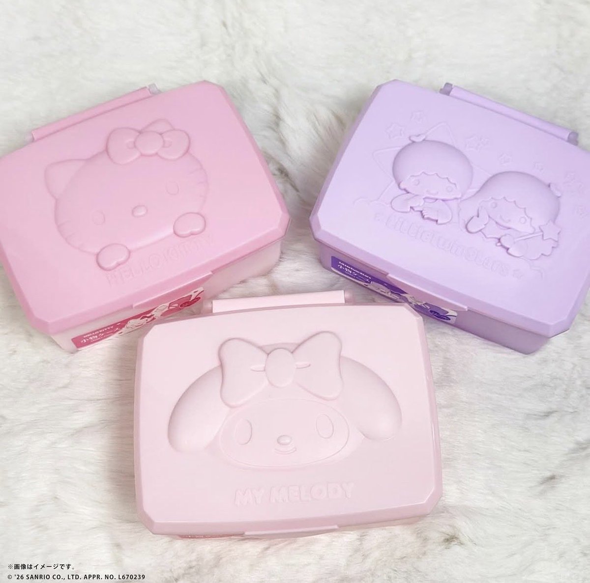 sanrio_fan_jp's tweet photo. 🌟💖【 💜 100円ショップ新作速報 💜 】💖🌟

サンリオキャラクターズの小物ケースが新しくなって登場！パステルカラーで置いておくだけでも可愛いメイク落としシートがぴったり入るよ🛍️🗓️

🎀ラインナップ：ハローキティ / マイメロディ / リトルツインスターズ
💰各100円（税抜）
📢100円ショップにて発売中！

#サンリオ #100均グッズ #新作アイテム