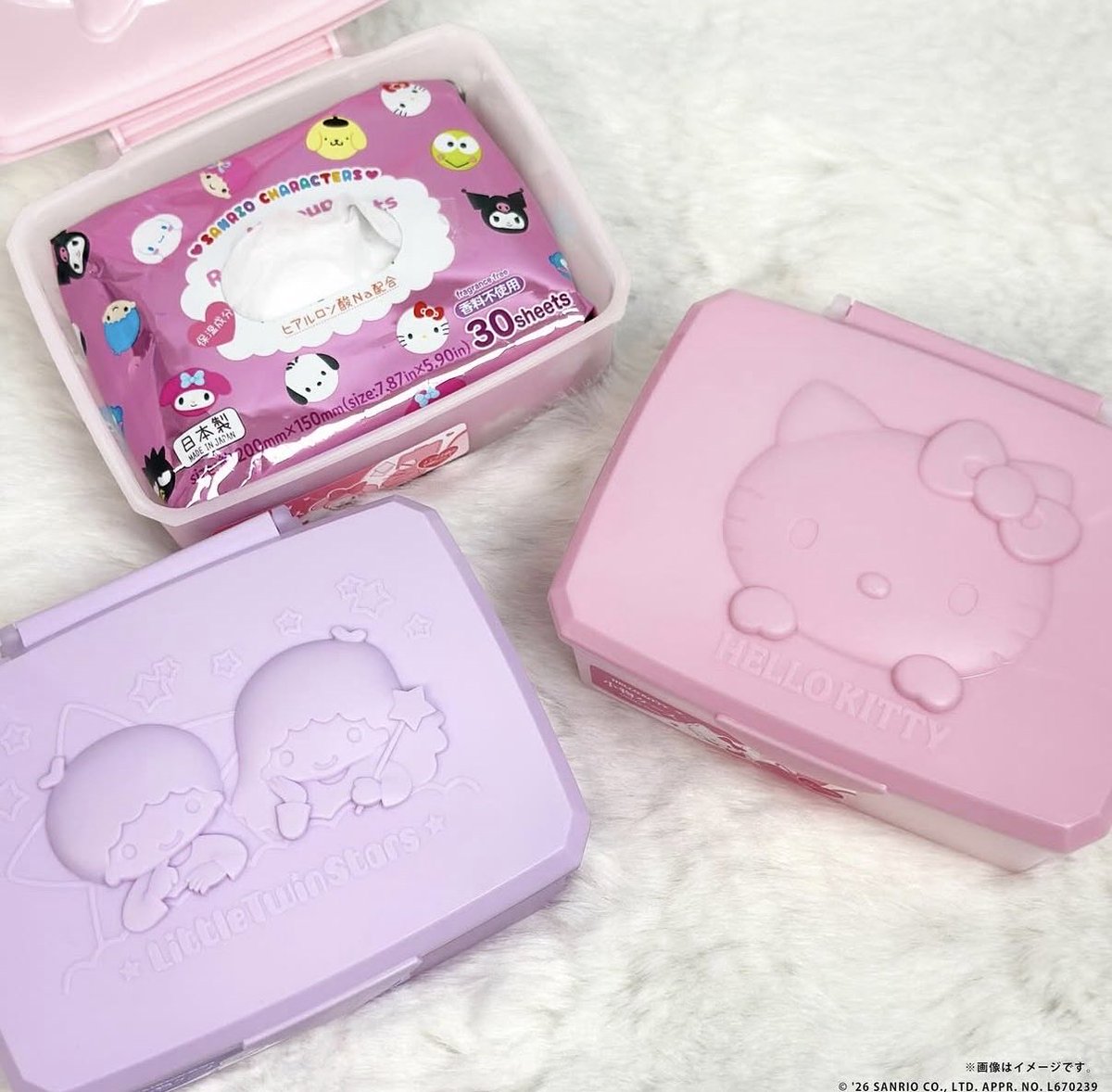 sanrio_fan_jp's tweet photo. 🌟💖【 💜 100円ショップ新作速報 💜 】💖🌟

サンリオキャラクターズの小物ケースが新しくなって登場！パステルカラーで置いておくだけでも可愛いメイク落としシートがぴったり入るよ🛍️🗓️

🎀ラインナップ：ハローキティ / マイメロディ / リトルツインスターズ
💰各100円（税抜）
📢100円ショップにて発売中！

#サンリオ #100均グッズ #新作アイテム