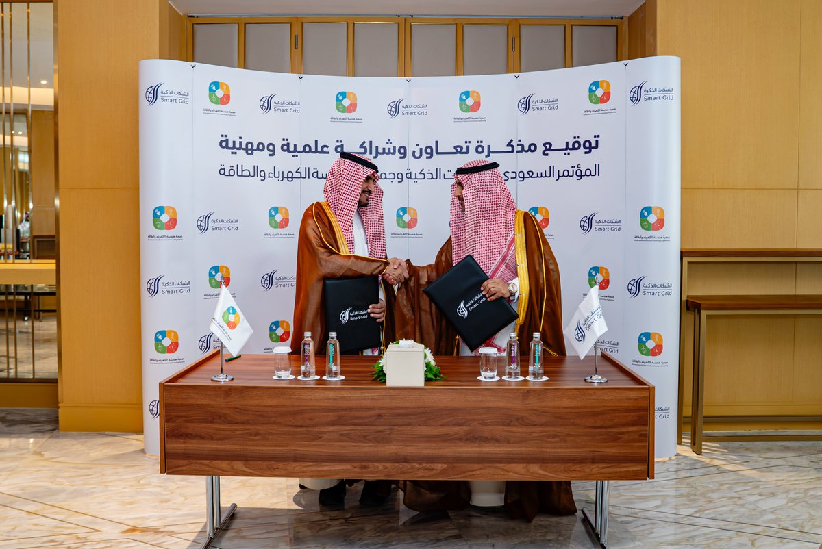 aeee_official's tweet photo. 🤝 وقّعت جمعية هندسة الكهرباء والطاقة مذكرة شراكة مع المؤتمر السعودي للشبكات الذكية #SASG26
لتنضم إليه شريكاً علمياً ومهنياً لمدة 3 سنوات، بدءاً من نسخته الـ14 في ديسمبر 2026م بالرياض.
للمزيد
https://t.co/9OvXqa4liw
#AEEE
#SASG26 https://t.co/icUOnQIts7