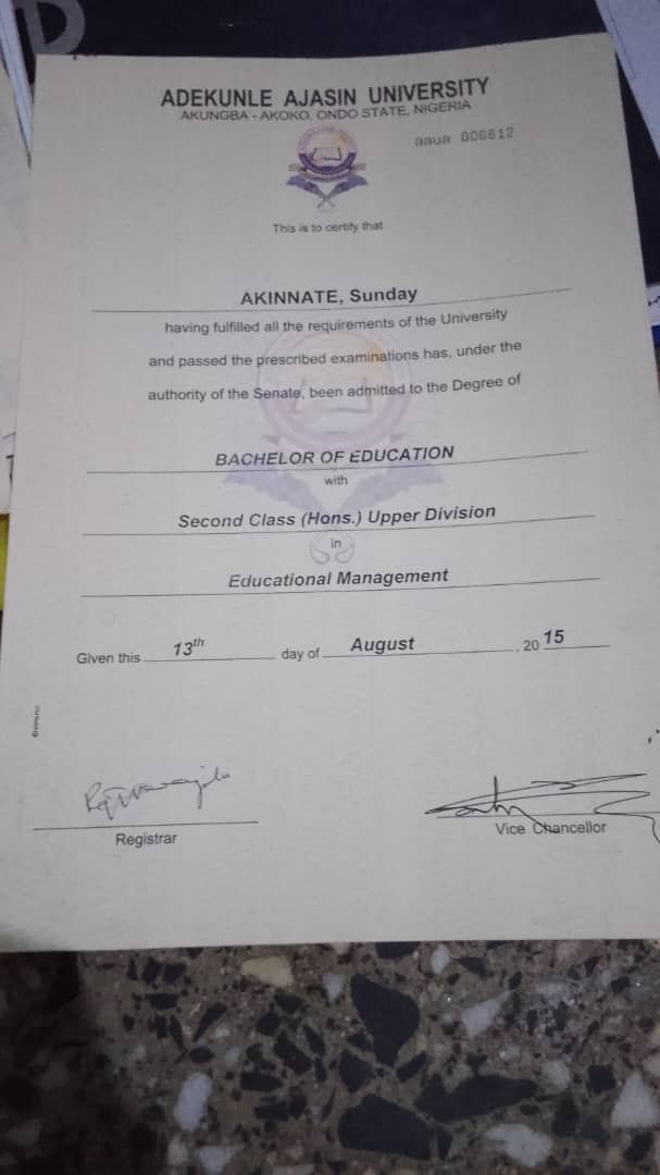 Dafoxbeatz's tweet photo. My sister wey support me when I dey gather funds for my studio equipment then, visa got denied , after spending millions, selling property while processing her travelling out of the country. Now the whole family is down financially 💔😥😥

Any job vacancy for her husband pls https://t.co/AjacbwOrlX