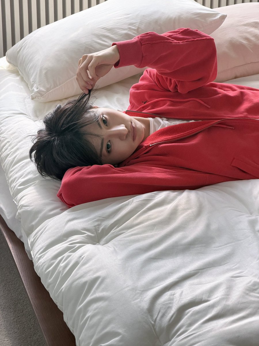 7rosekiller's tweet photo. the directors when they see sangwon walk in for the shoot: GET A BED. LAY HIM DOWN. https://t.co/Cu0frfGUi0
