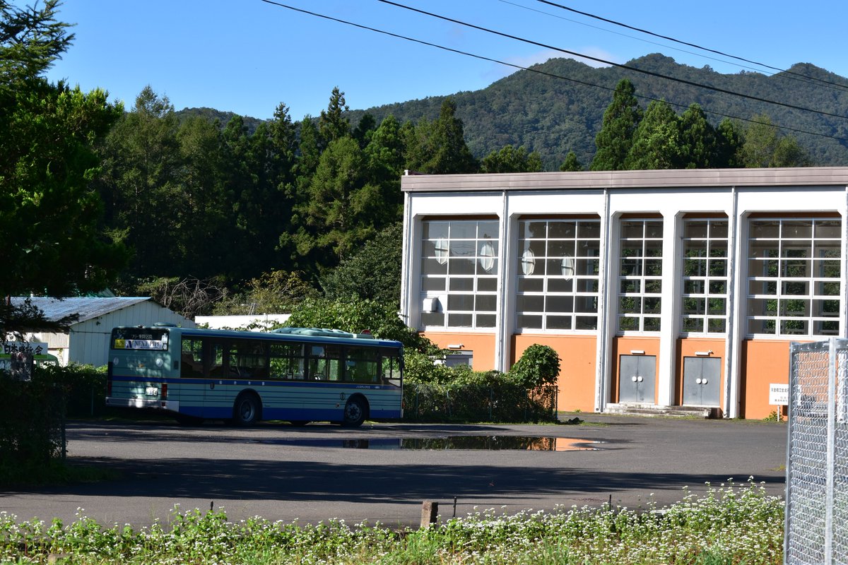 local_area_bus's tweet photo. 仙台市営バス (白沢)
仙台230あ 154　KL-MP37JK(01年式)
元 東京都交通局 K-H175
この日は上ノ原へ！前日の雨による水たまりにバスが映り、素晴らしいロケーションでした！ https://t.co/pAGnquUke2