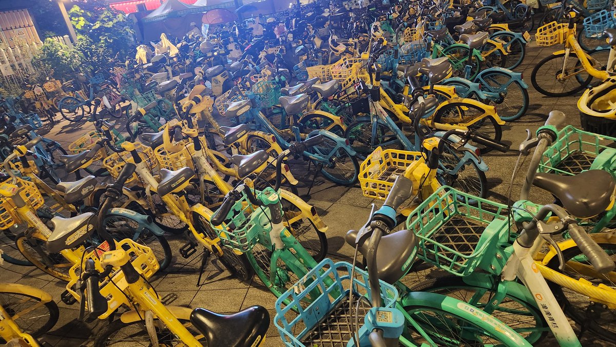 knowledgerun's tweet photo. China's National Day is just around the corner, and the subway entrances are packed with shared bicycles.
#northottofansigninchongqing https://t.co/s1NiuX7E53