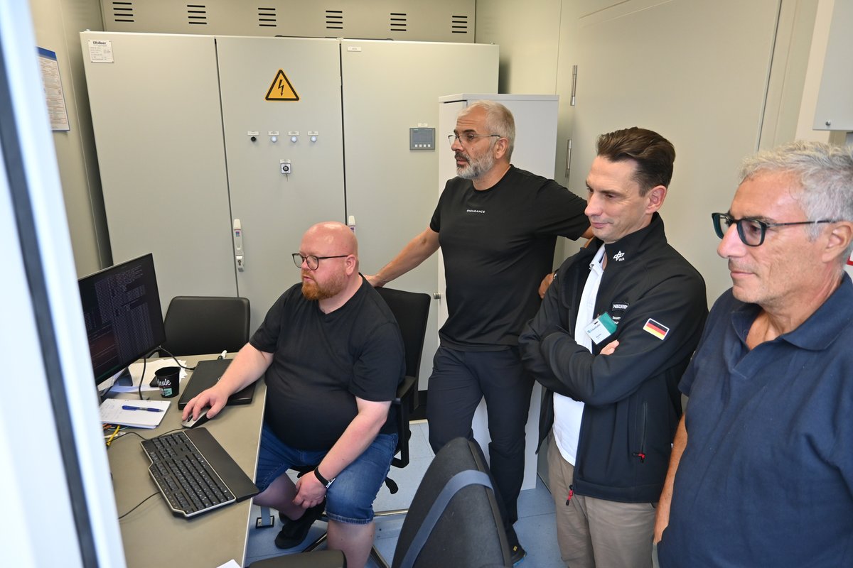 Fraunhofer_FHR's tweet photo. Meilenstein für #GESTRA: Alle 256 Kanäle des GESTRA-EUSST-Empfängers am Fraunhofer FHR haben den Funktionstest bestanden. Ein wichtiger Schritt für Europas Weltraumüberwachung. Partner: @DLR_SpaceAgency. Mehr: https://t.co/V9BwRYEeqA #EUSST #Radar https://t.co/rSteKW3v9H