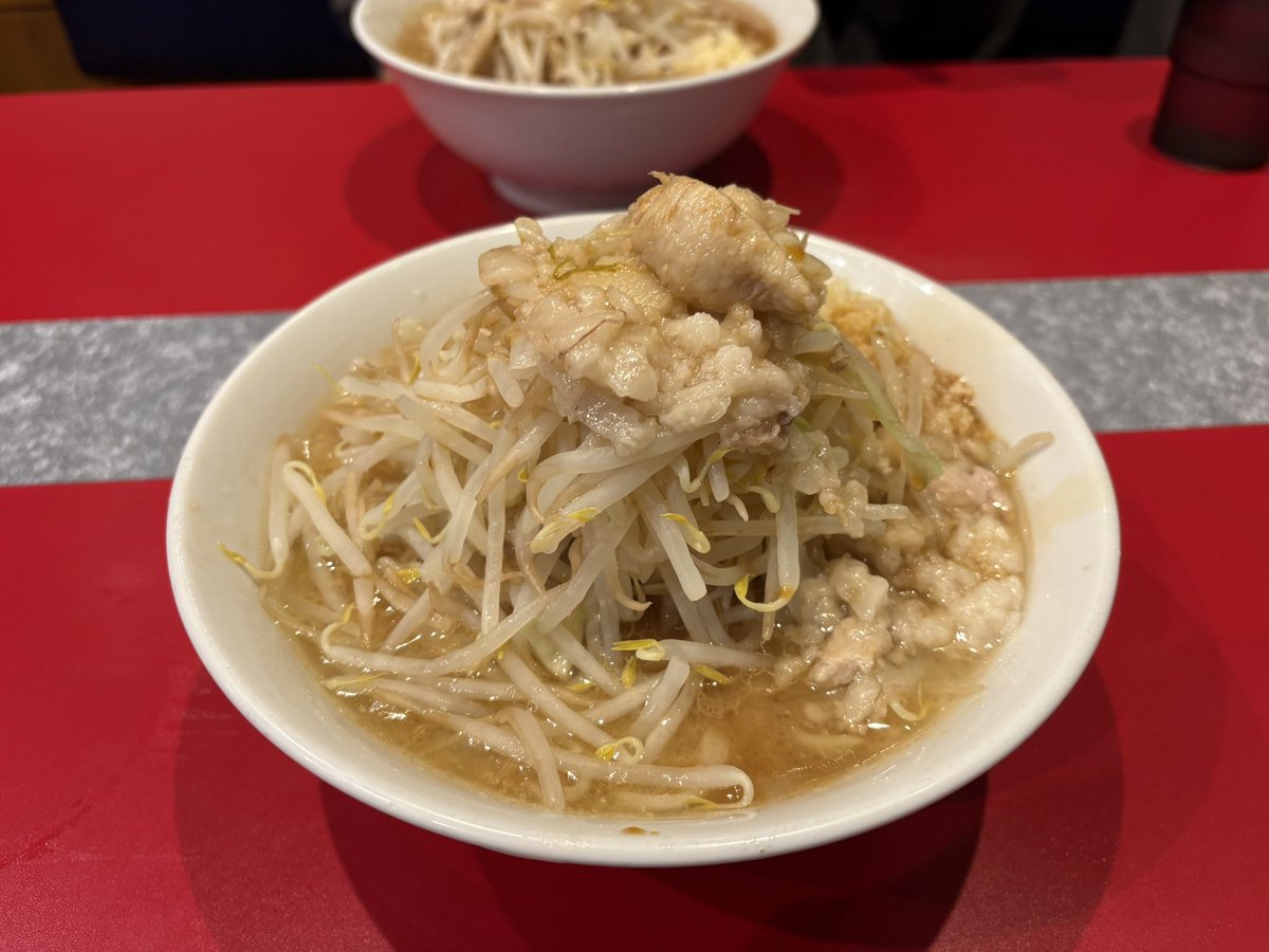 Coronet_156's tweet photo. ラーメン ヨシトミ
いつも通り1口目を食べた瞬間に脳に電気が走った。空腹だったこともあり、箸が止まらず気付いたらそこには空虚になった丼ぶりだけが残されていた。
今日も最高に美味いラーメンありがとうございました！！！！！ https://t.co/5uxMev5Mfb