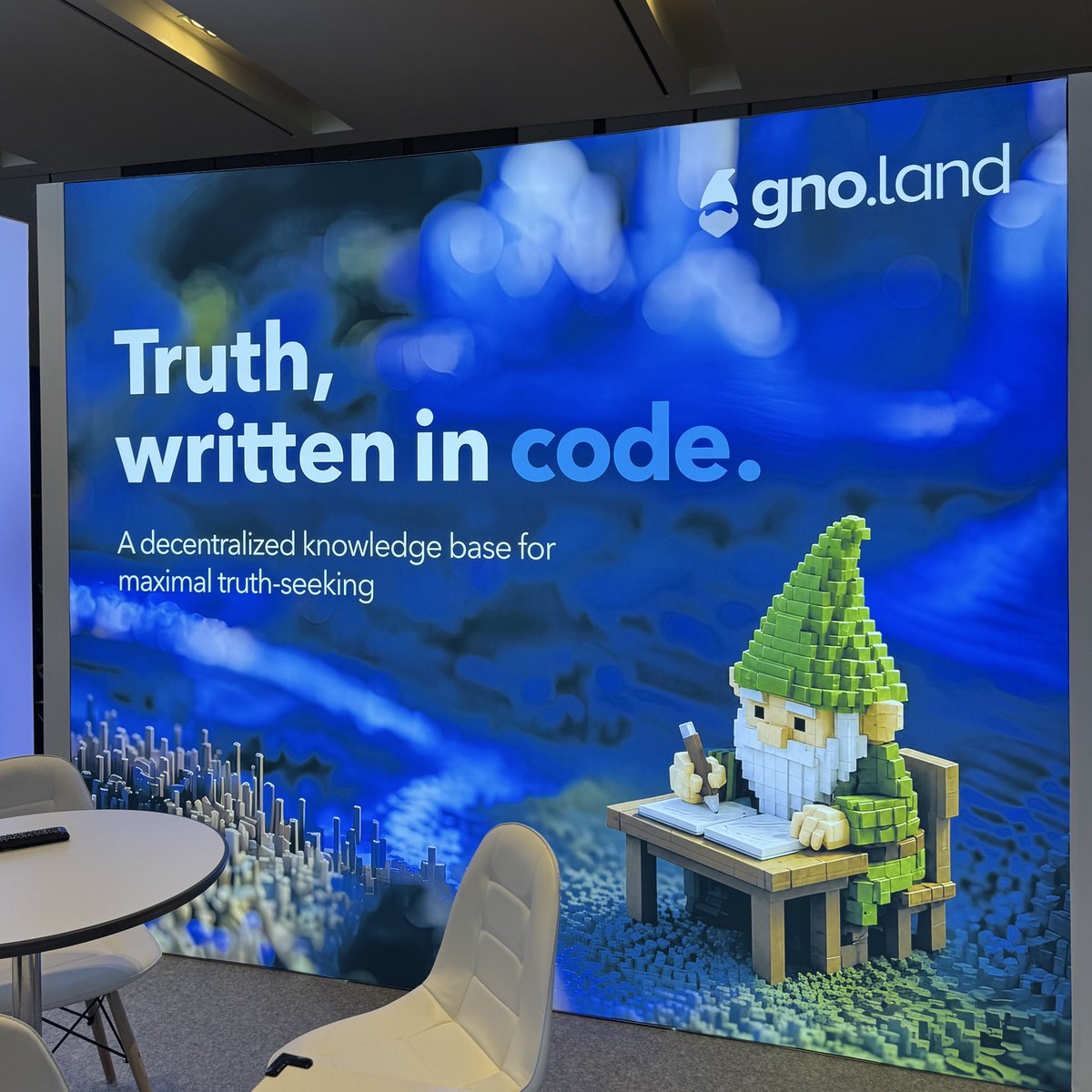 _gnoland's tweet photo. Day 1 of KBW: community, joy, https://t.co/UPaevcA79z 💚 https://t.co/4uGXFzfKLq